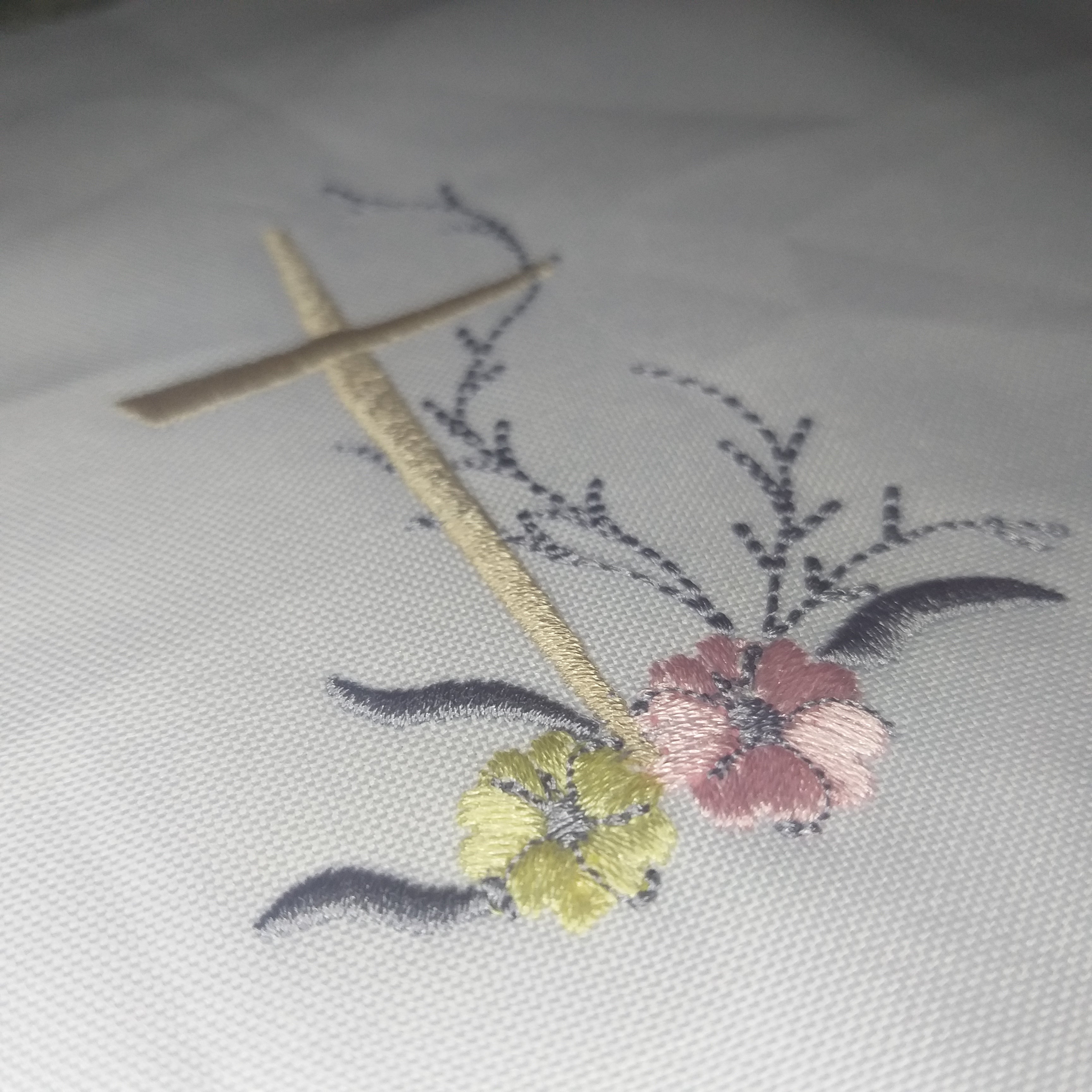 Cruz con hojas y flores - Diseño de bordado