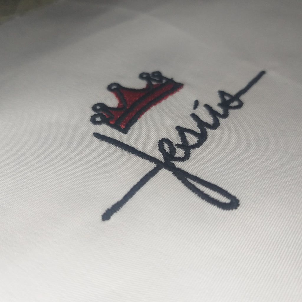 Nombre de Jesús como cruz con una corona - Diseño de bordado a máquina