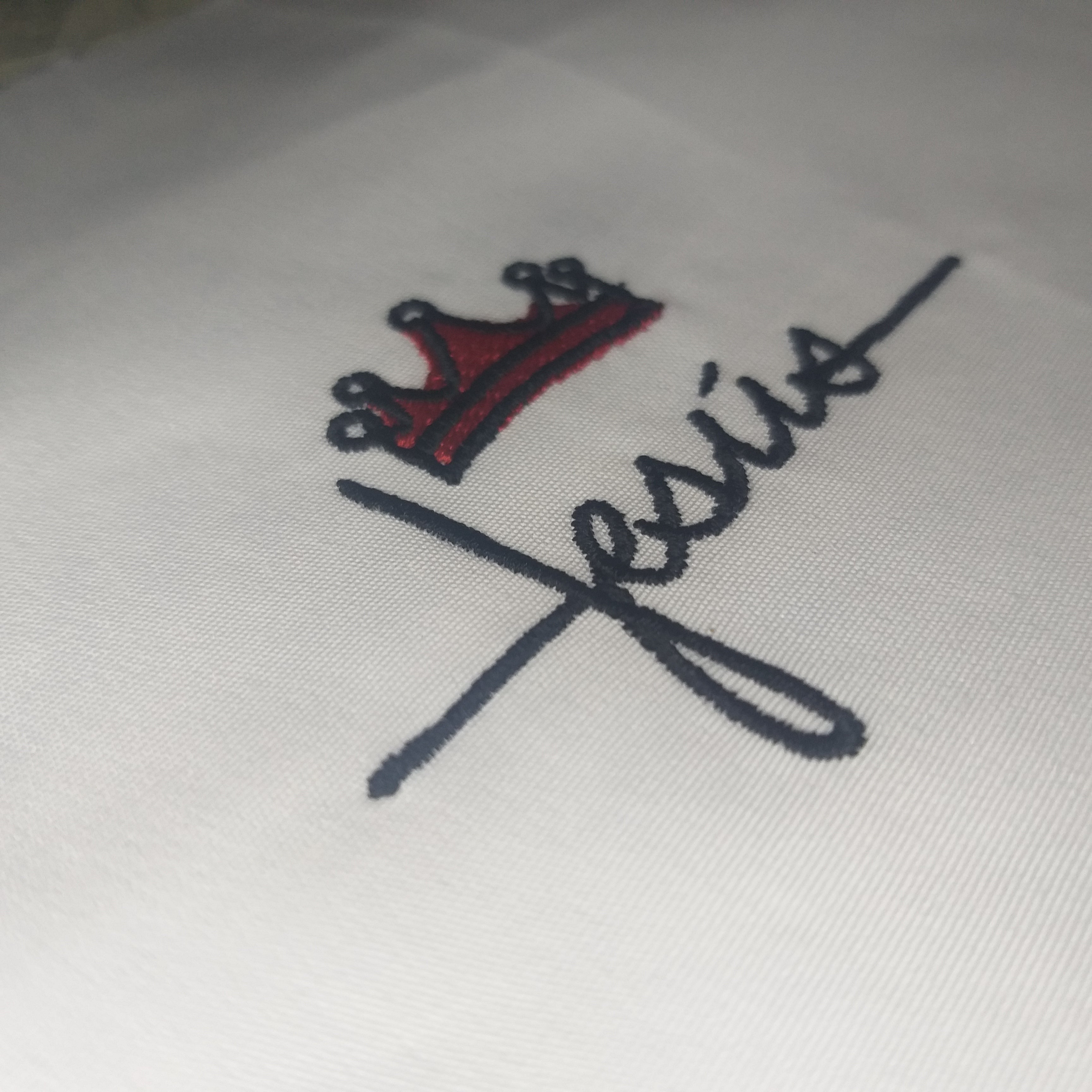Nombre de Jesús como cruz con una corona - Diseño de bordado a máquina