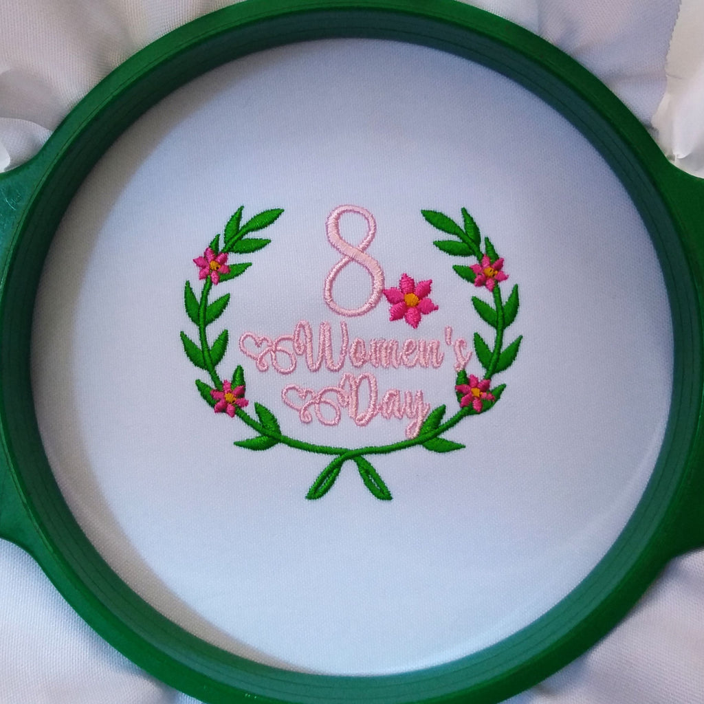 Diseño de bordado a máquina Día de la Mujer con un ocho y flores magenta