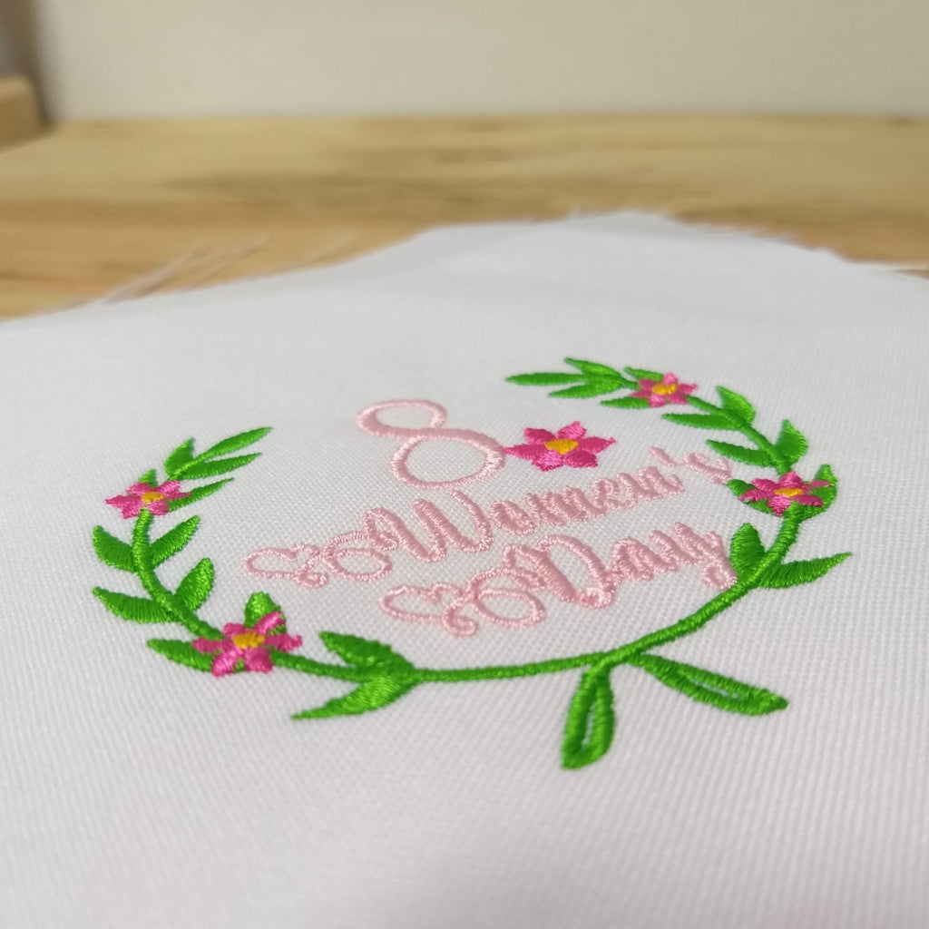 Diseño de bordado a máquina Día de la Mujer con un ocho y flores magenta