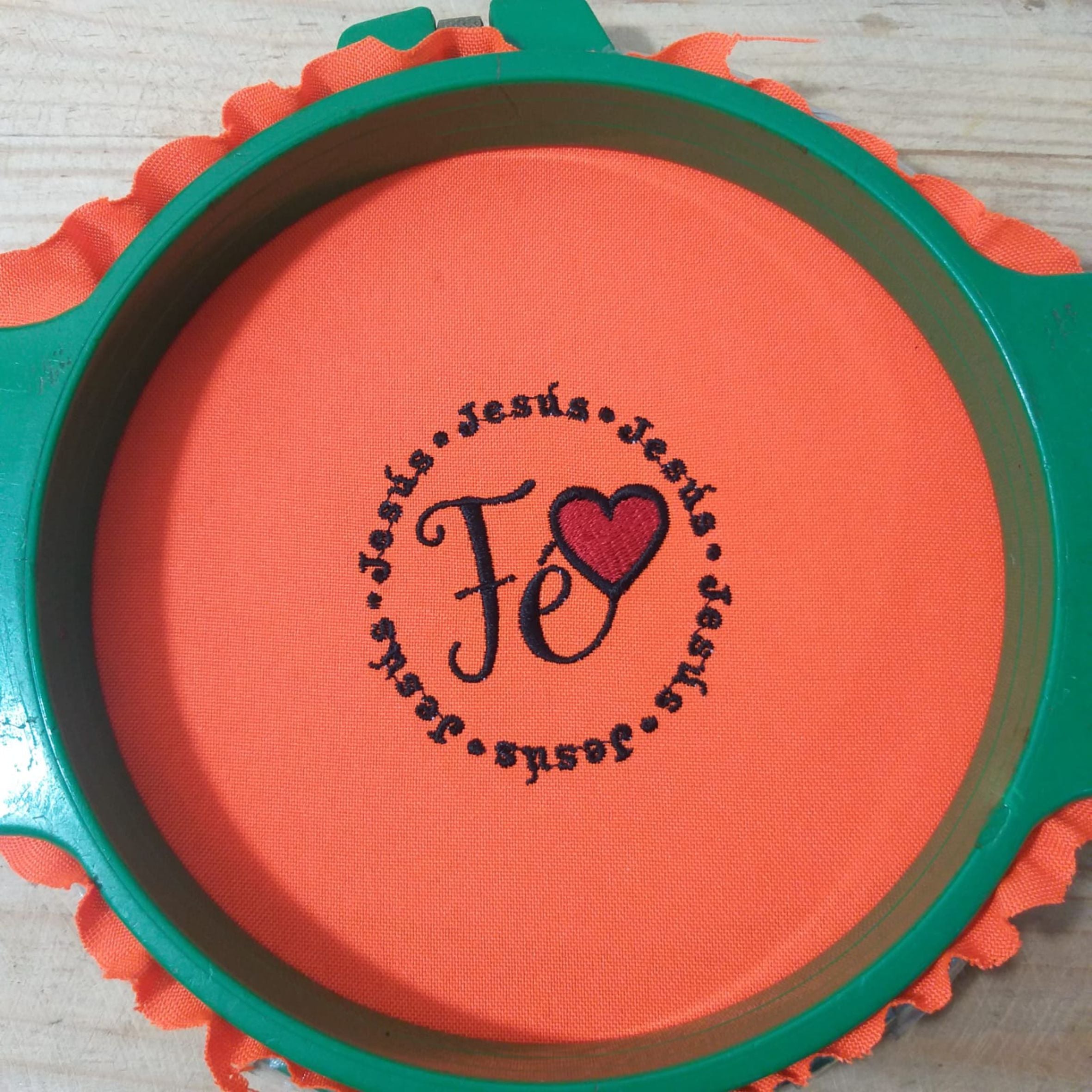 Fe Texto con Corazón - Decorativo en Círculos - Jesús - Diseño de Bordado a Máquina