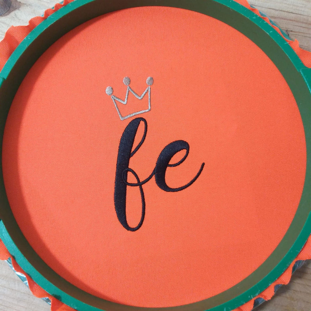 Texto Fe con corona - Diseño de bordado a máquina