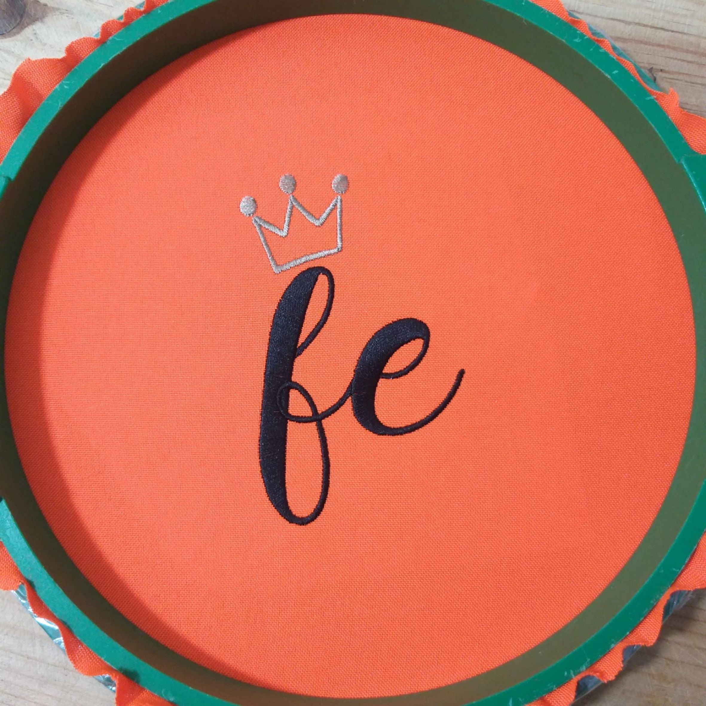 Texto Fe con corona - Diseño de bordado a máquina