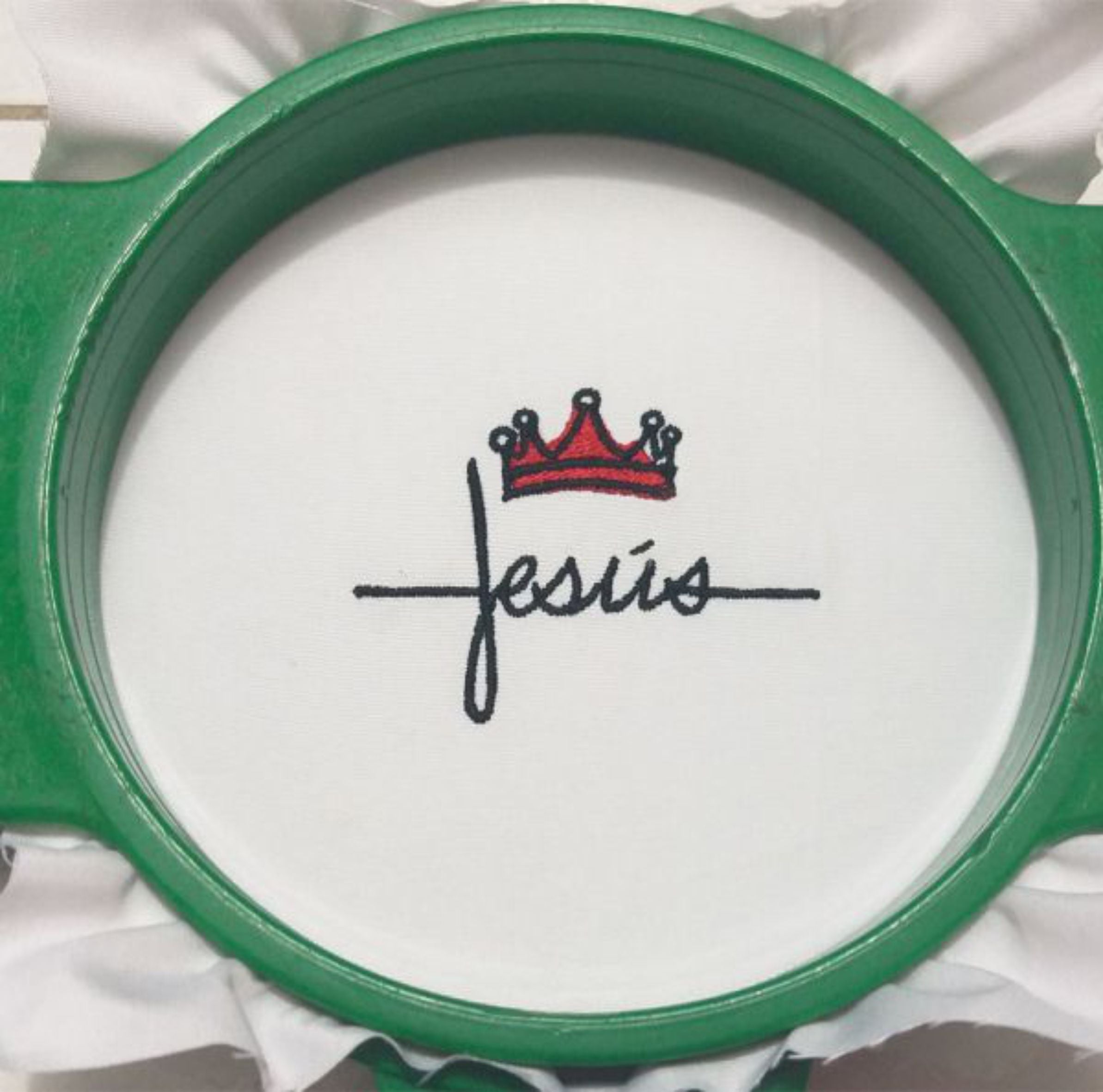 Nombre de Jesús como cruz con una corona - Diseño de bordado a máquina