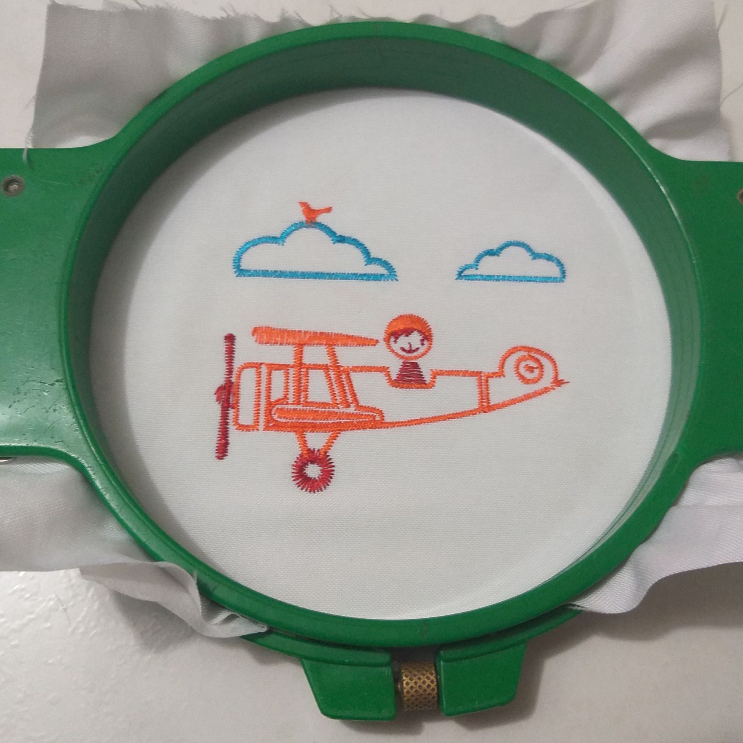 Niño en avión - Diseño de bordado a máquina