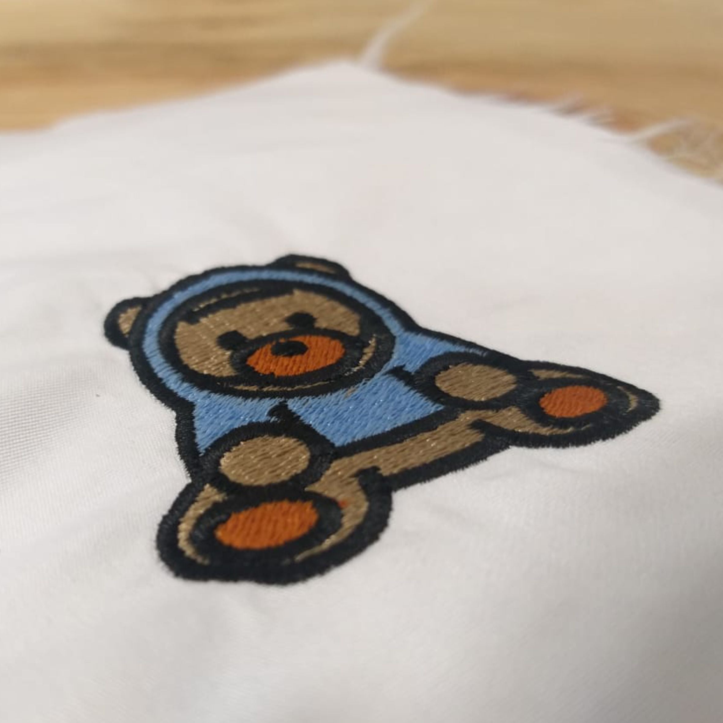 Osito con Capucha - Diseño de Bordado a Máquina
