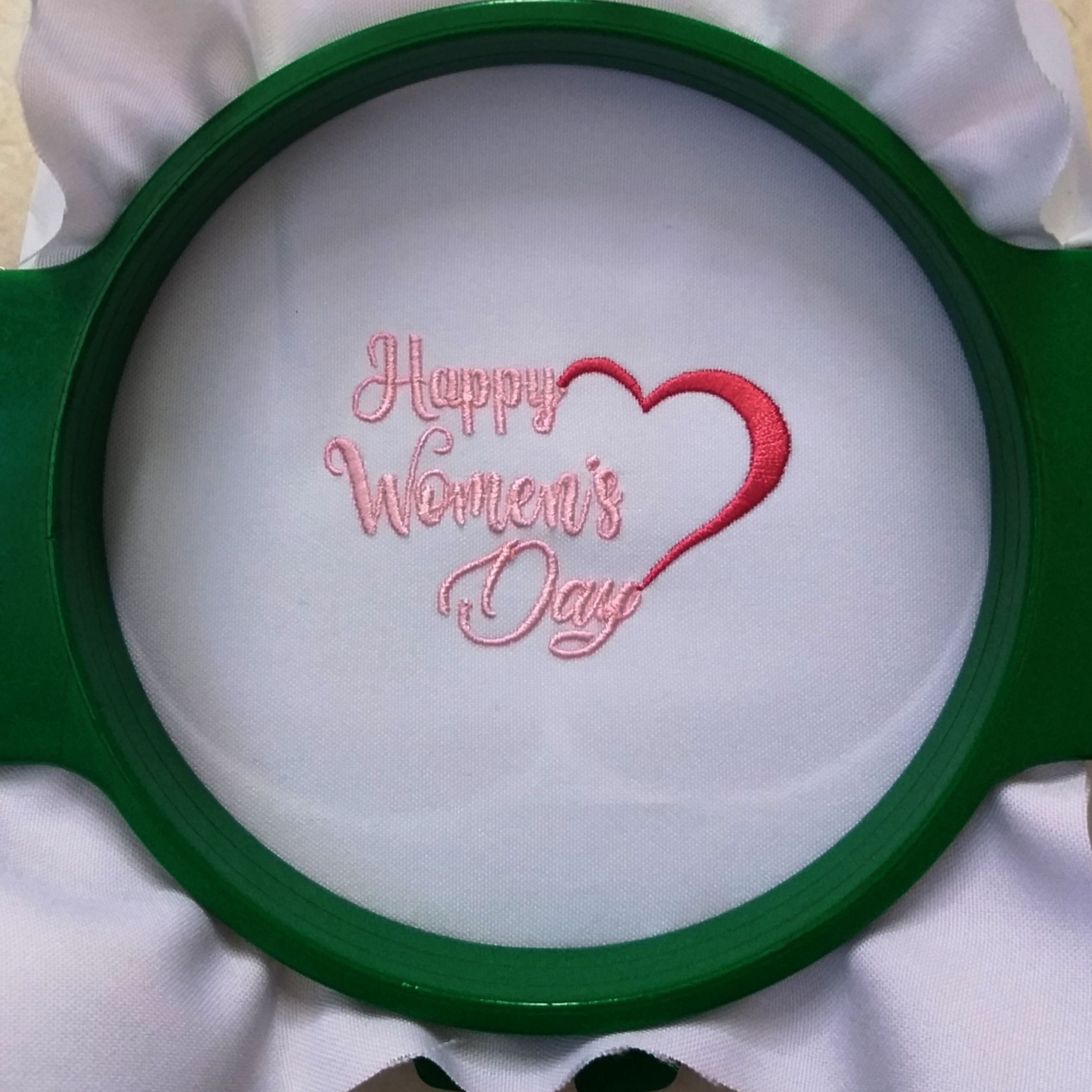 Texto Feliz Día de la Mujer con medio corazón rojo - Diseño de bordado a máquina