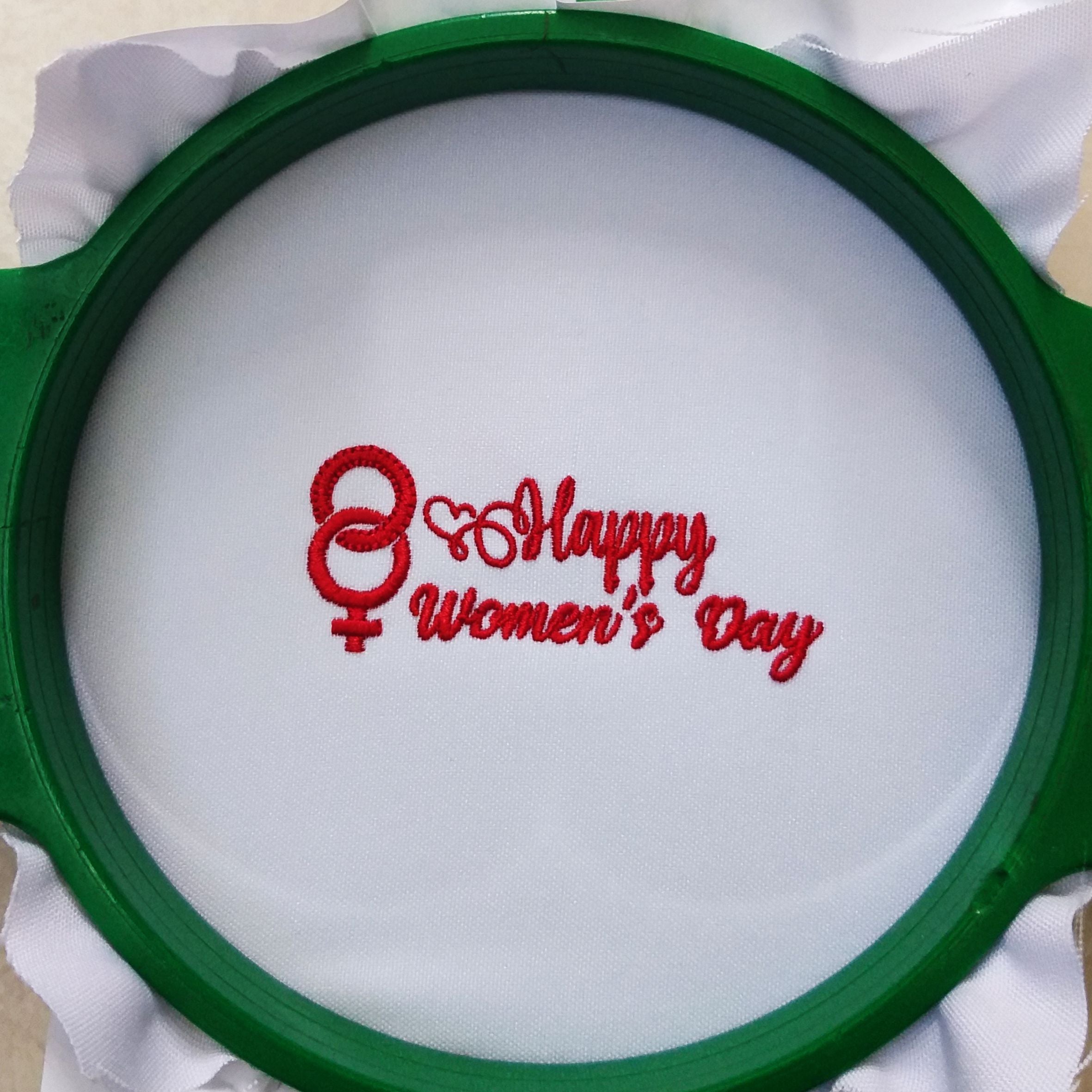 Feliz Día de la Mujer - Texto con símbolos en rojo - Diseño de bordado a máquina