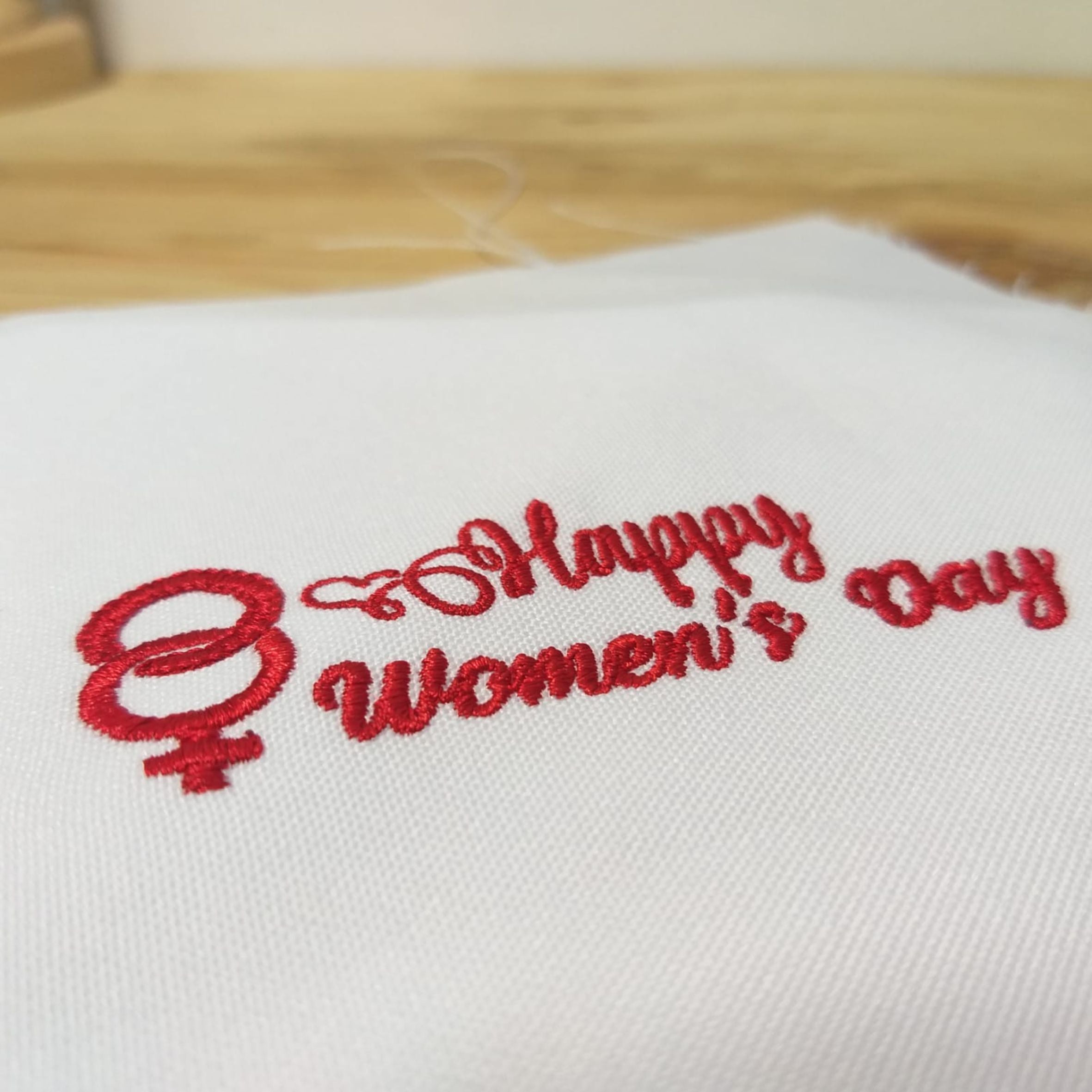 Feliz Día de la Mujer - Texto con símbolos en rojo - Diseño de bordado a máquina