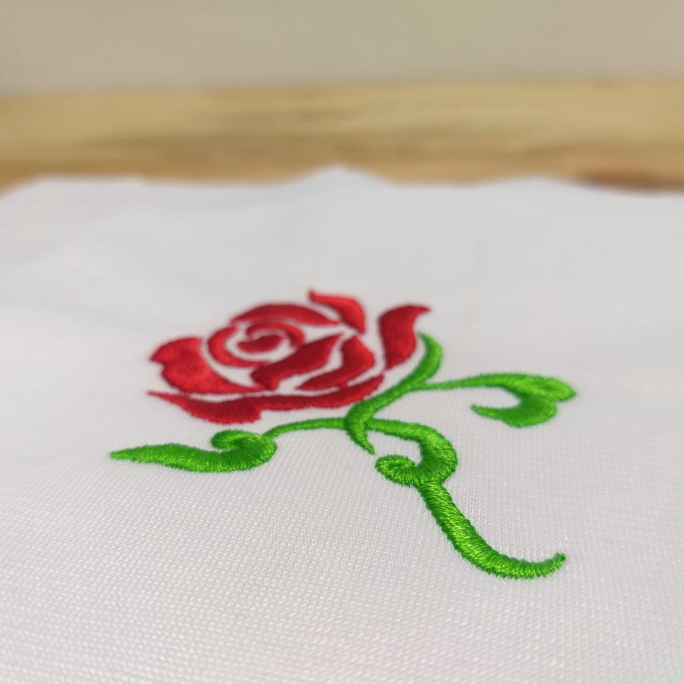 Rosa Roja - Diseño de Bordado a Máquina