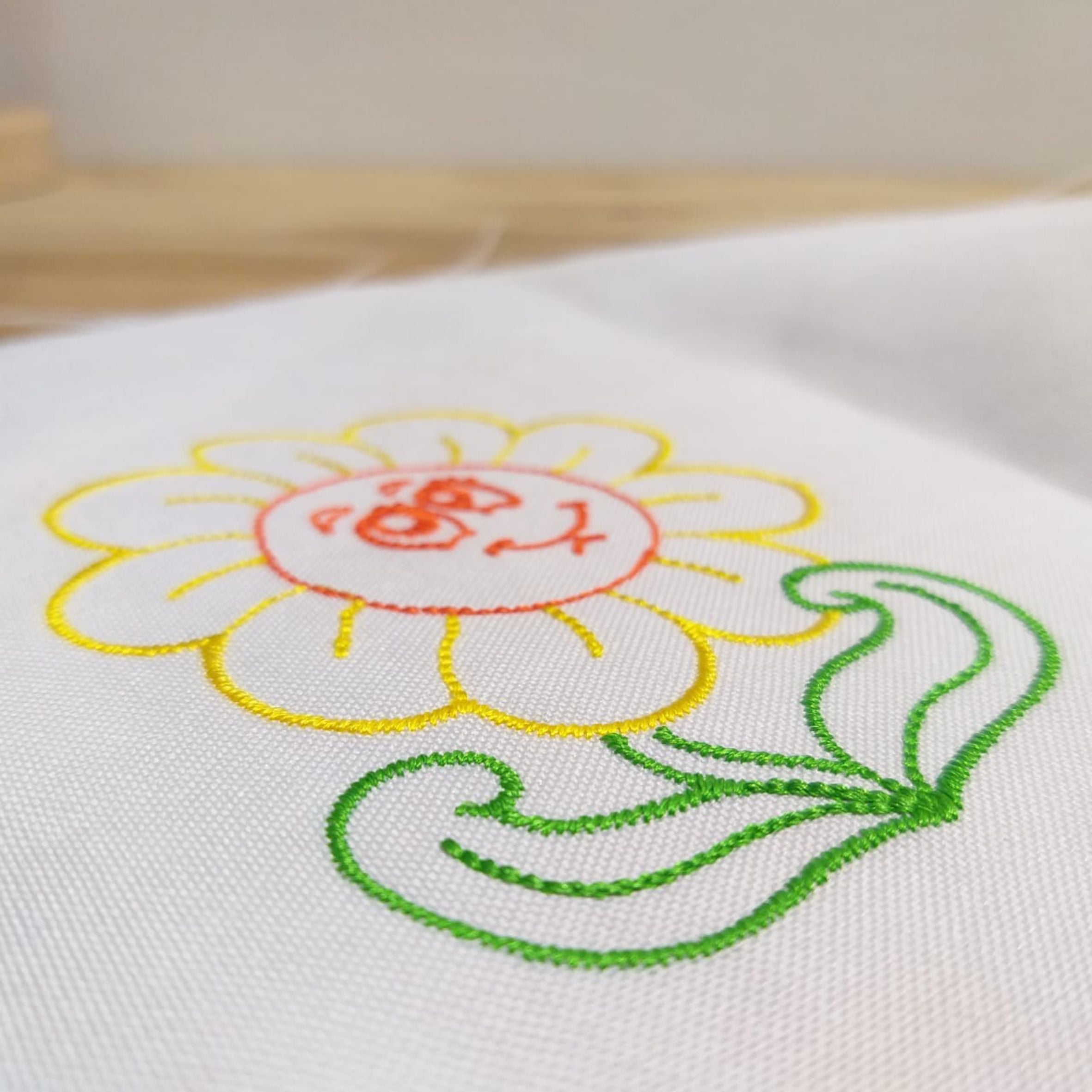 Contorno de Girasol Sonriente - Diseño de Bordado a Máquina