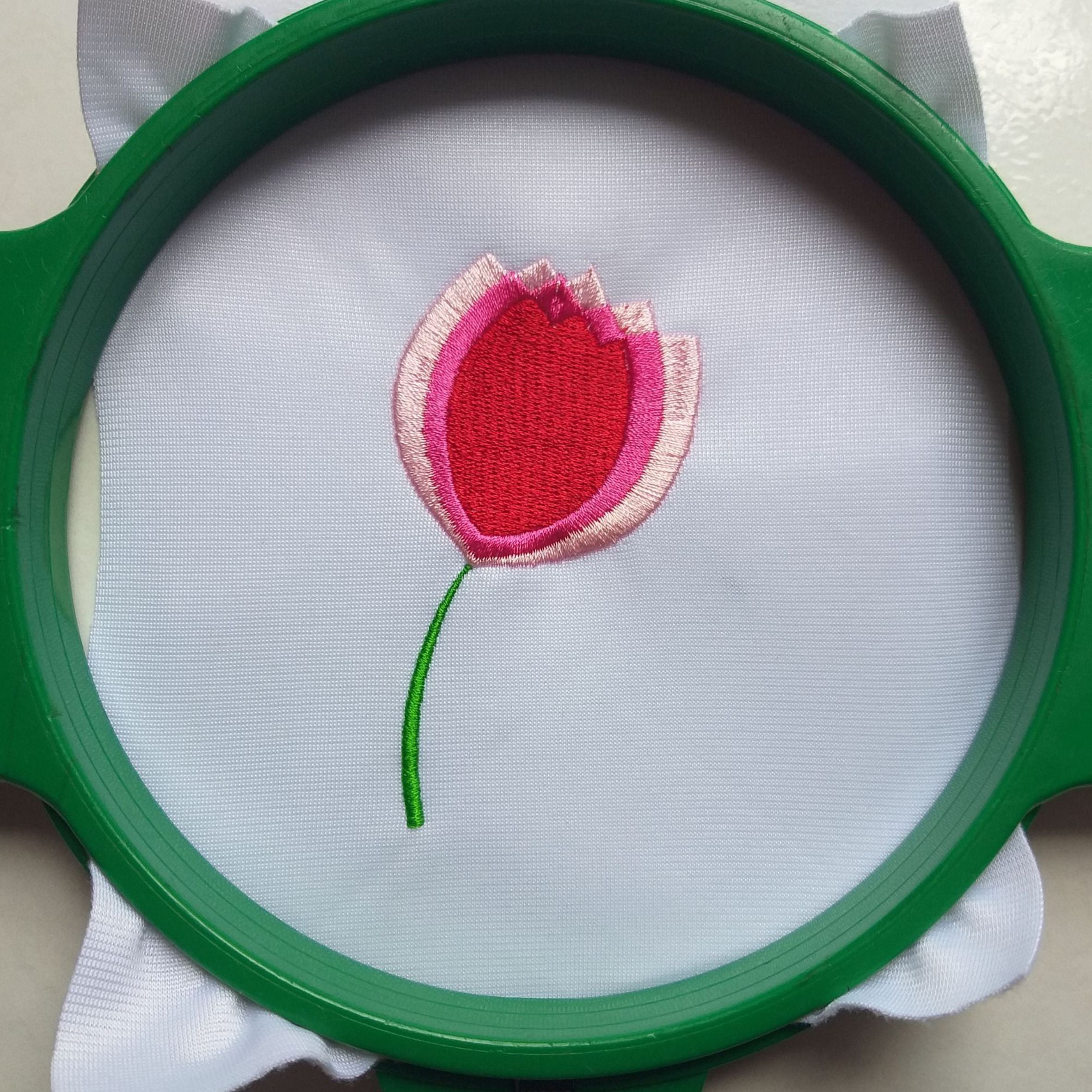 Flor de Tulipán - Diseño de Bordado a Máquina